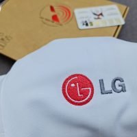 Hình thêu logo lên áo thun đồng phục polo màu trắng