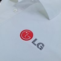 Hình thêu logo lên áo thun đồng phục polo màu trắng