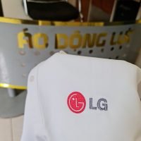 Hình thêu logo lên áo thun đồng phục polo màu trắng