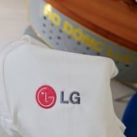 Hình thêu logo lên áo thun đồng phục polo màu trắng