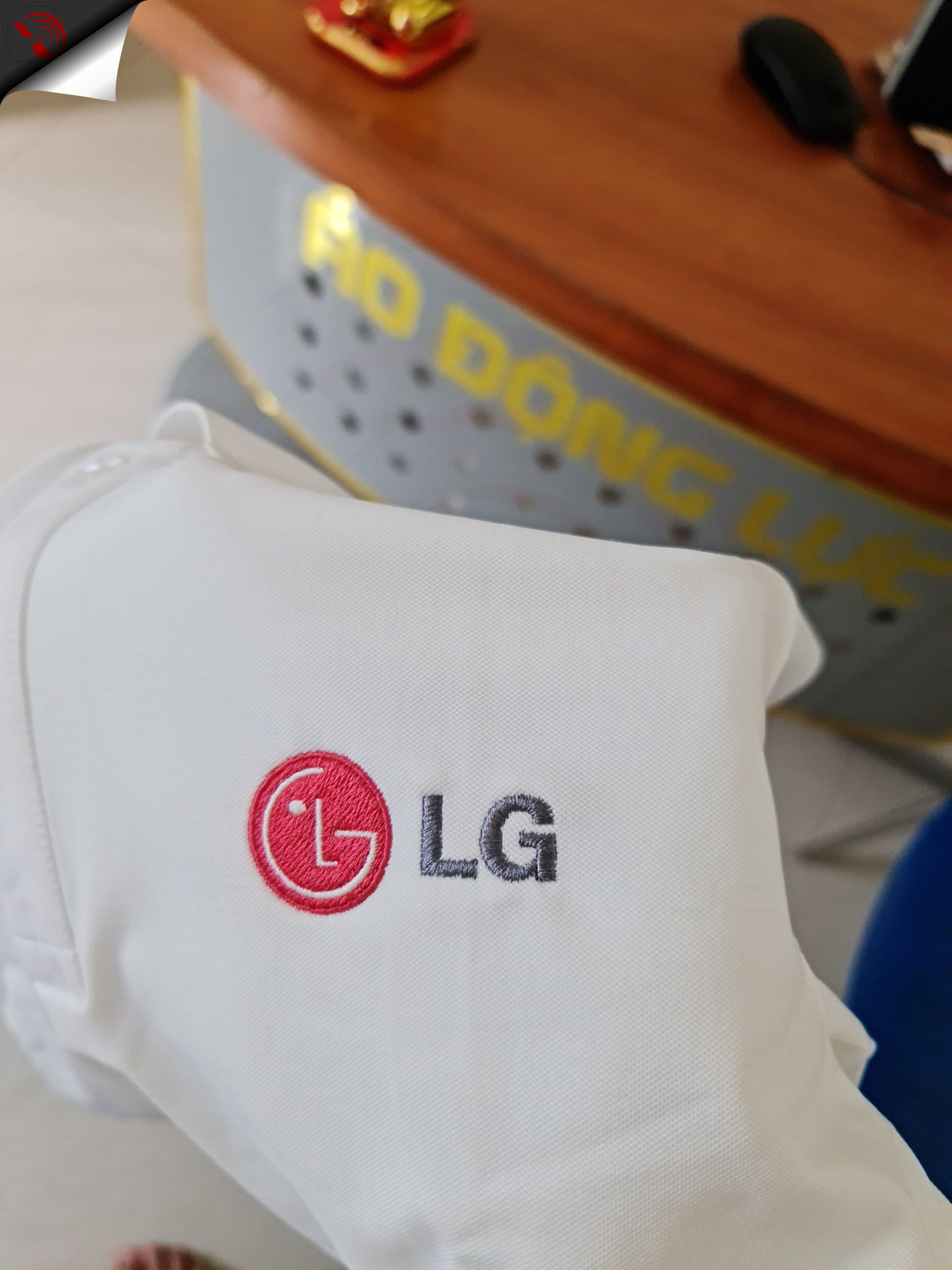 Hình thêu logo lên áo thun đồng phục polo màu trắng