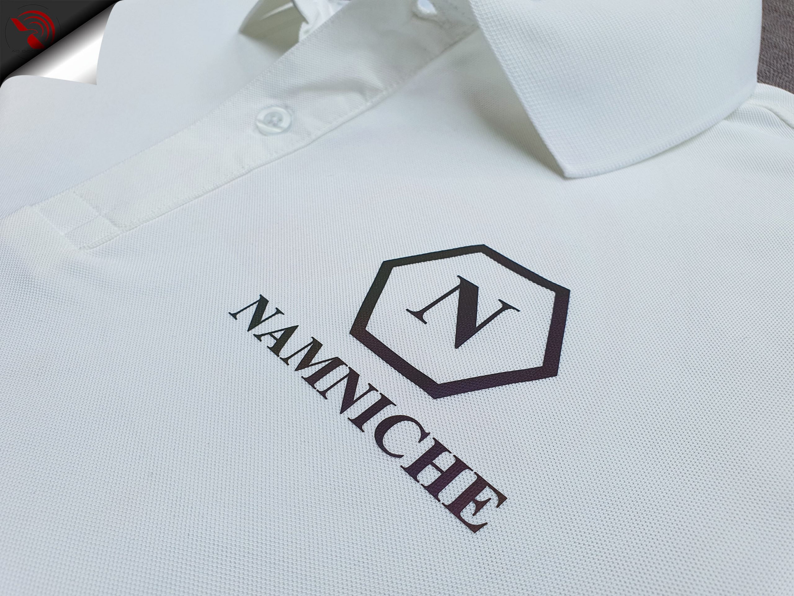 Hình in phản quang 7 màu lên áo thun đồng phục polo màu trắng