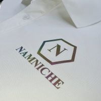 Hình in phản quang 7 màu lên áo thun đồng phục polo màu trắng