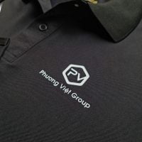 Hình in kỹ thuật số lên áo thun đồng phục polo bo trơn màu đen