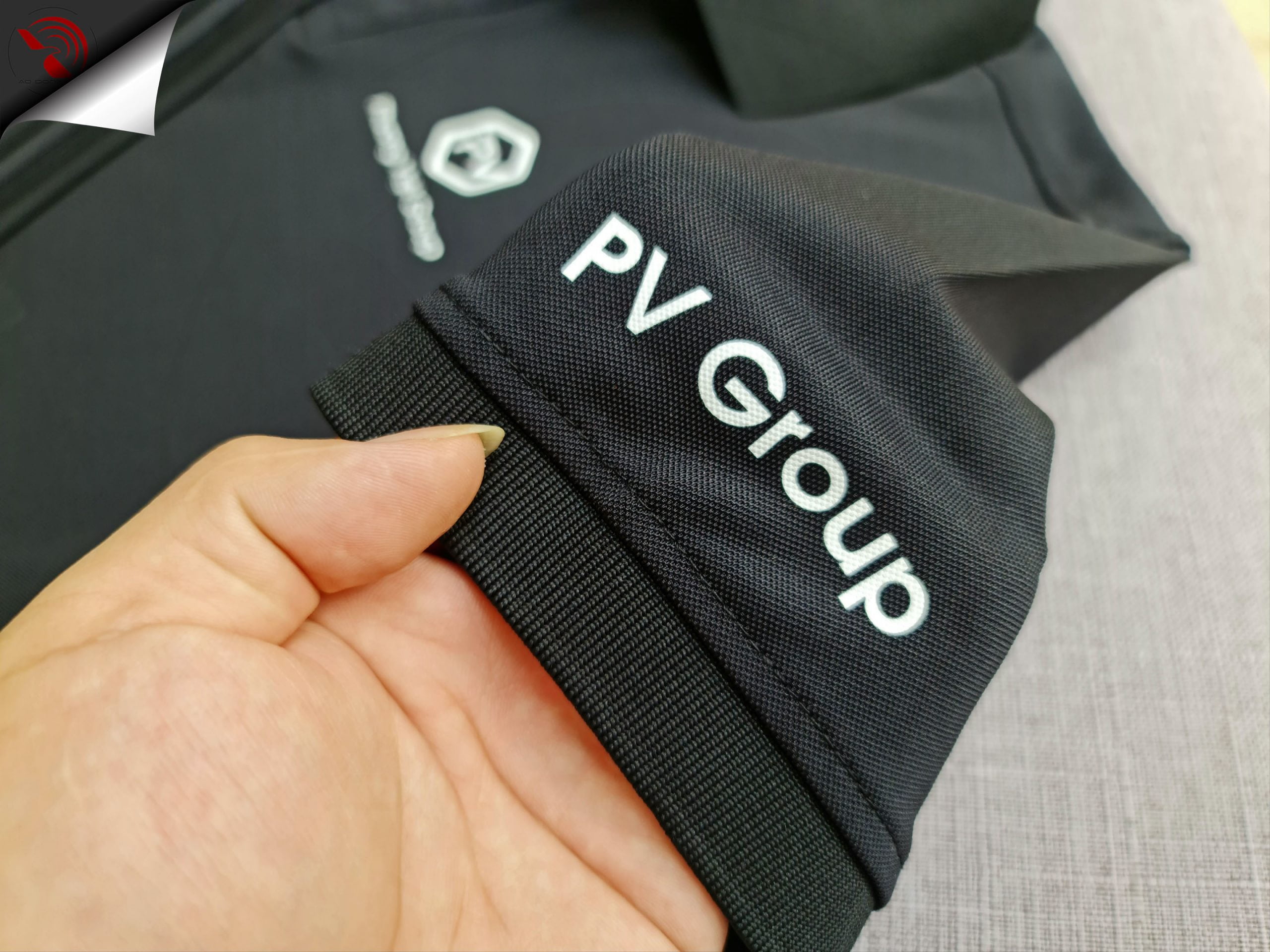 Hình in kỹ thuật số lên áo thun đồng phục polo bo trơn màu đen