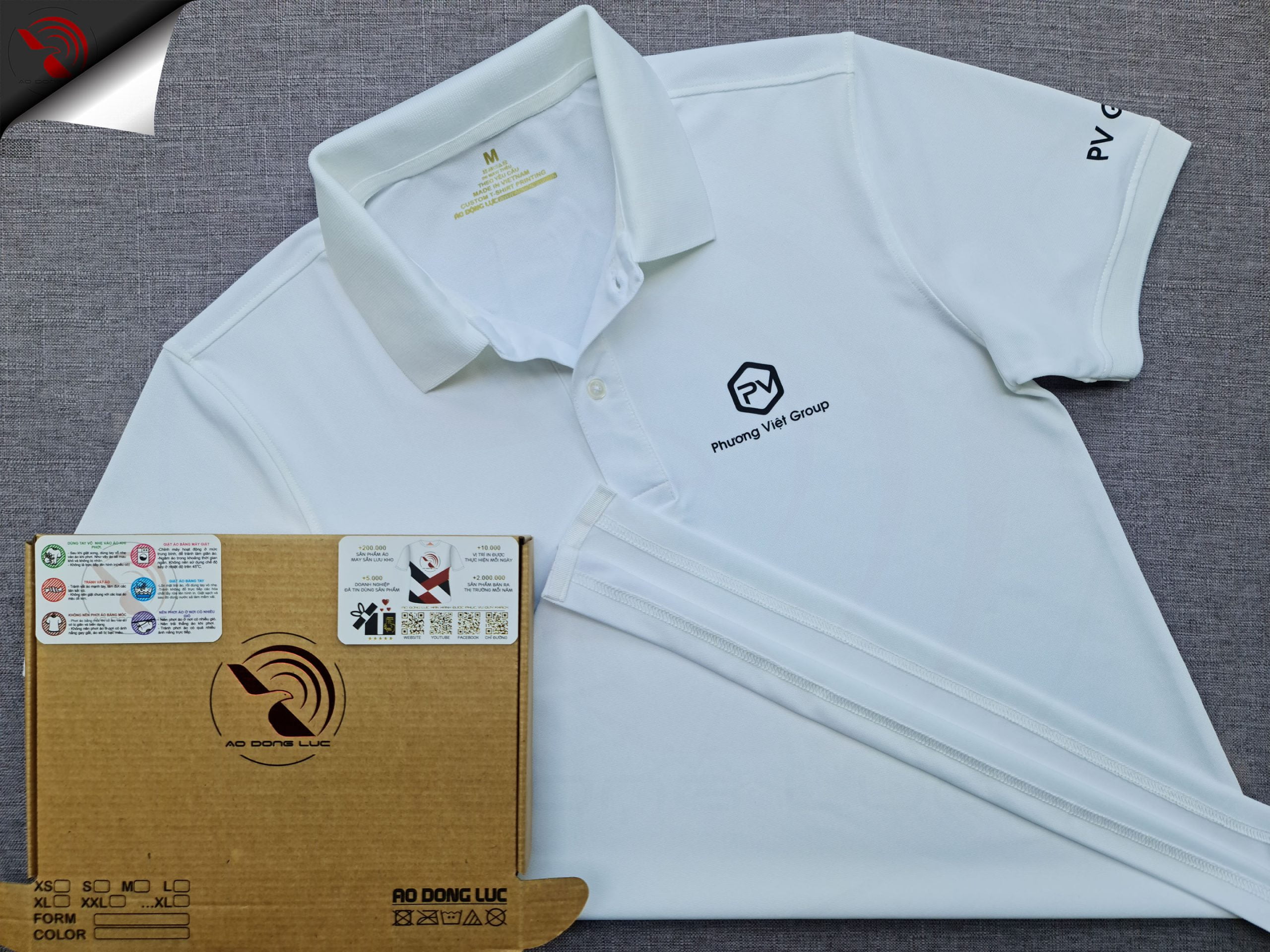 Đồng phục áo thun polo bo trơn màu trắng in kỹ thuật số logo