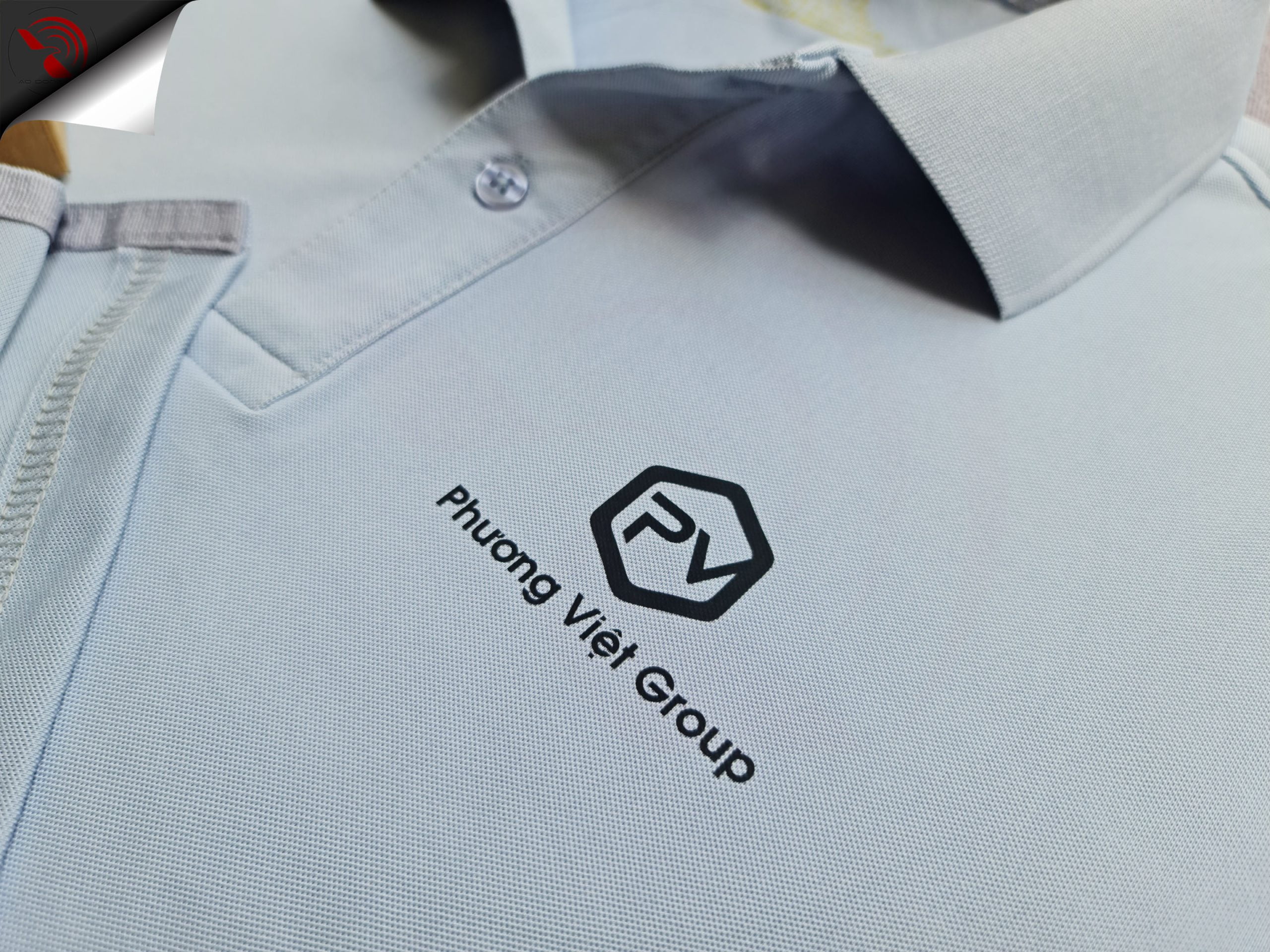 Hình in kỹ thuật số lên áo thun đồng phục polo bo trơn xám lam