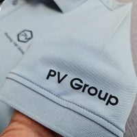 Hình in kỹ thuật số lên áo thun đồng phục polo bo trơn xám lam