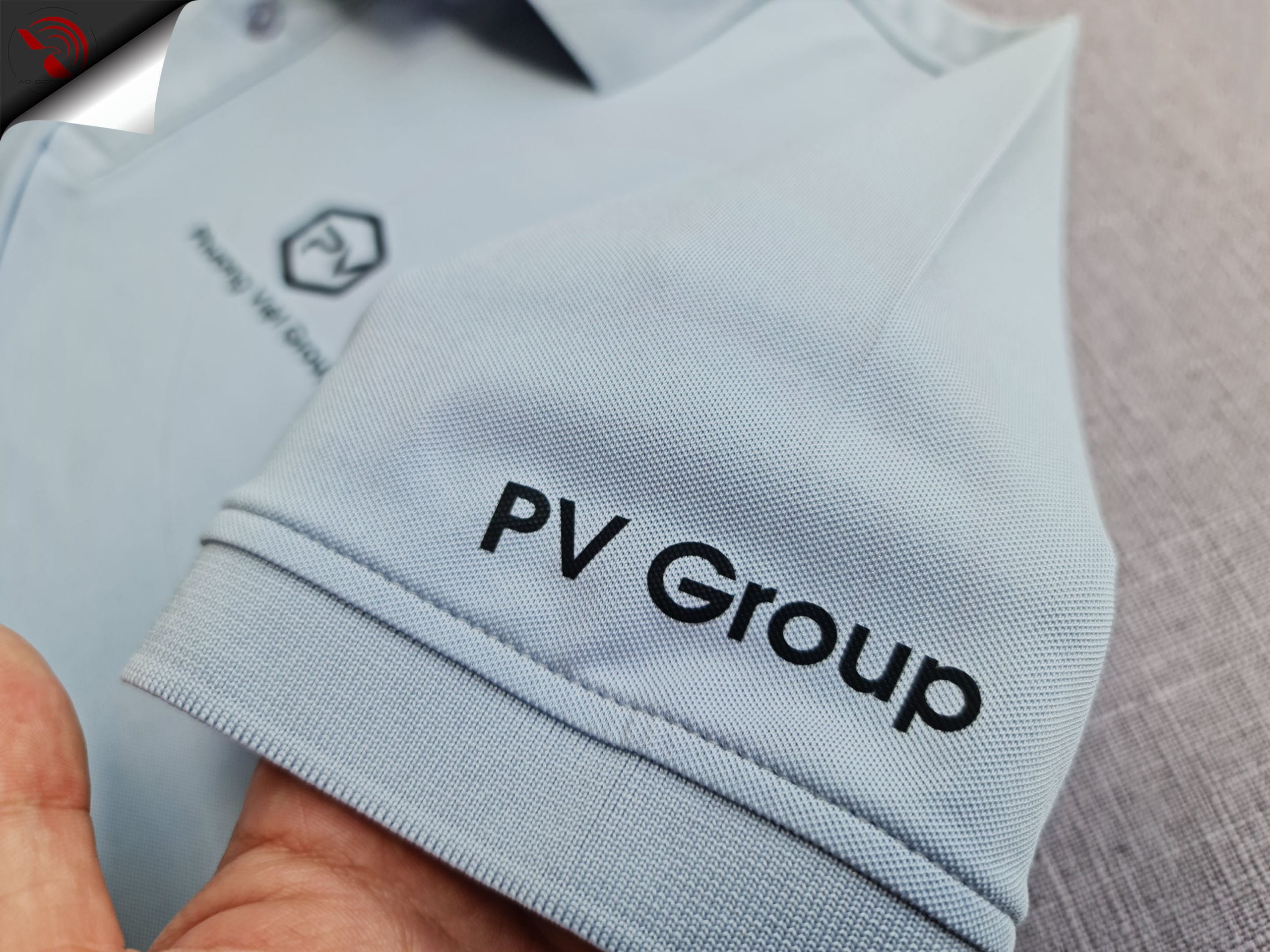 Hình in kỹ thuật số lên áo thun đồng phục polo bo trơn xám lam