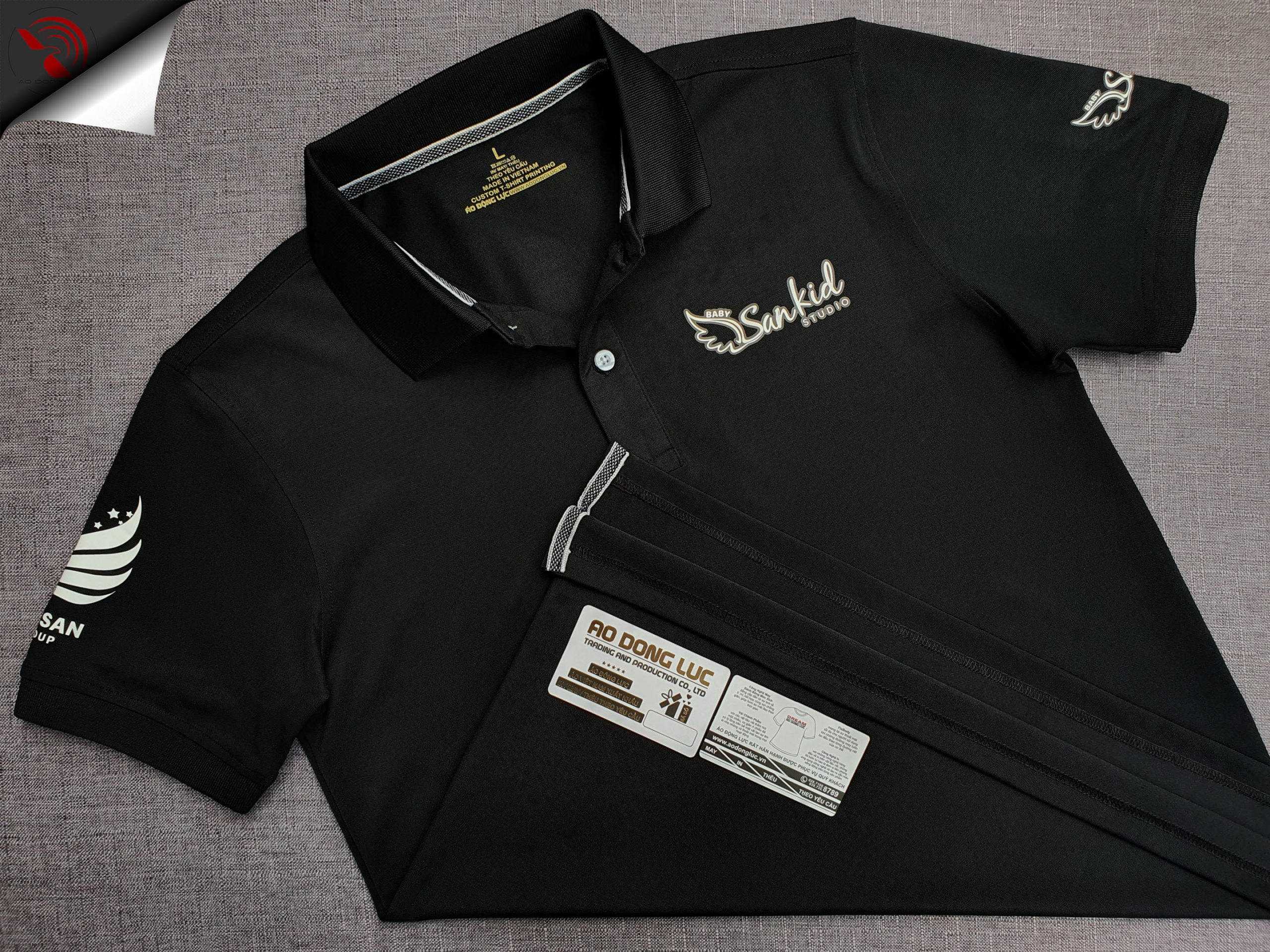 Đồng phục áo thun polo bo trơn màu đen in decal