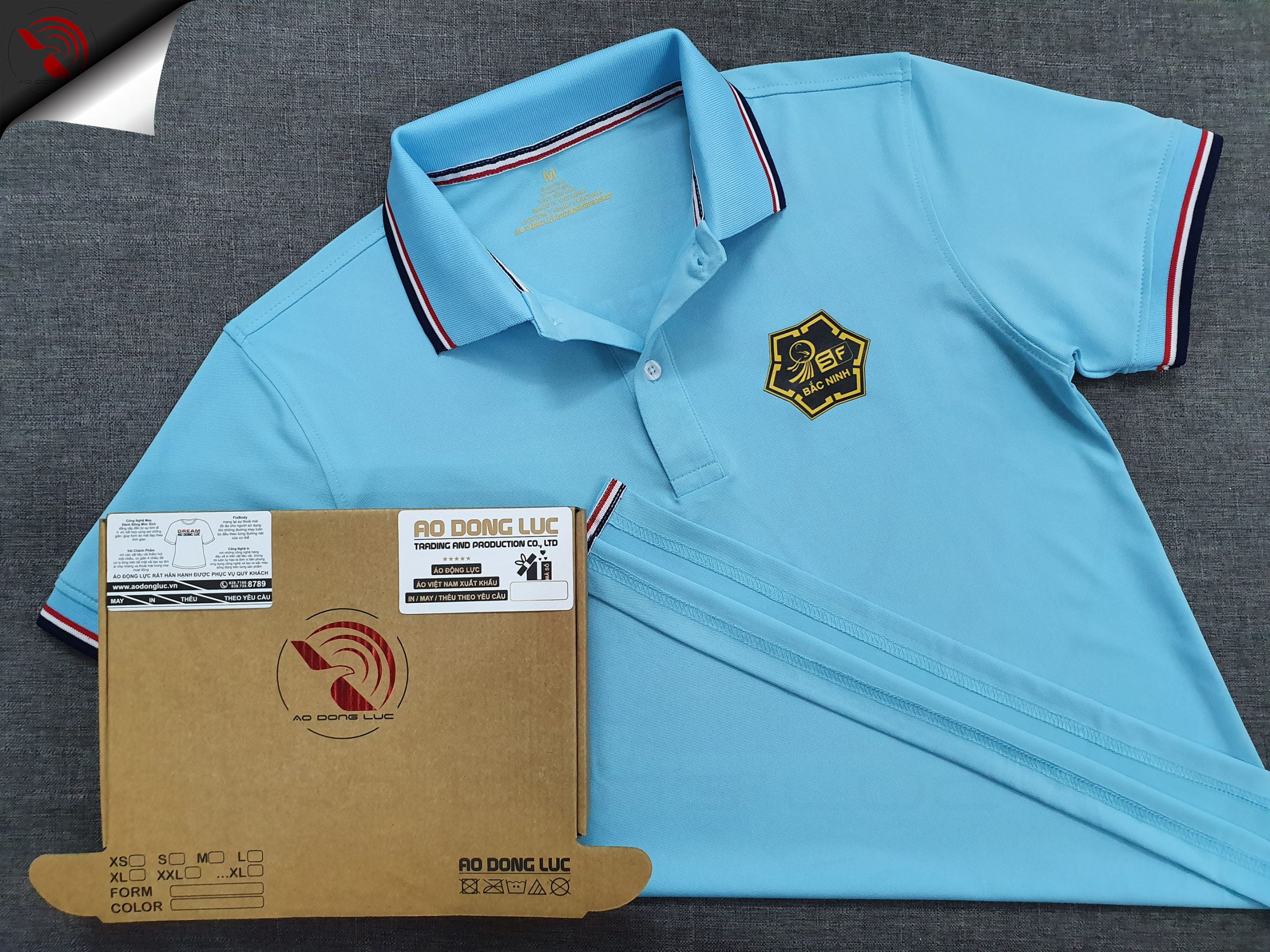 Đồng phục áo thun polo bo sọc xanh thiên thanh in decal logo