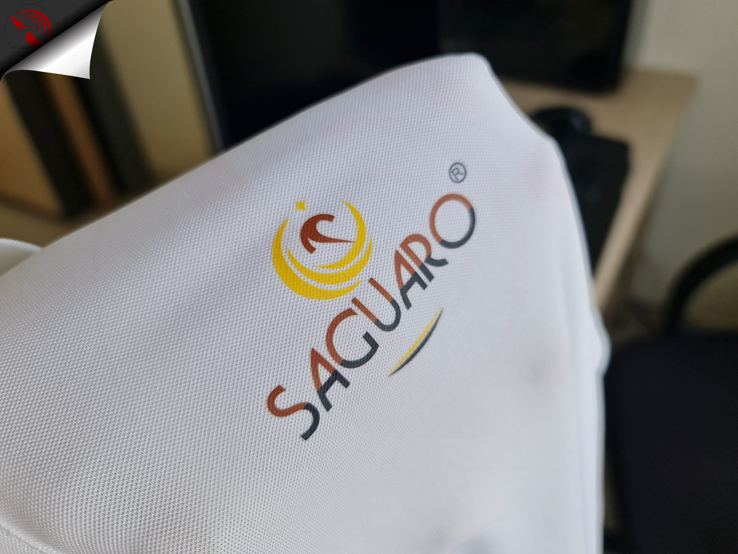 Hình in kỹ thuật số logo trên áo đồng phục polo màu trắng