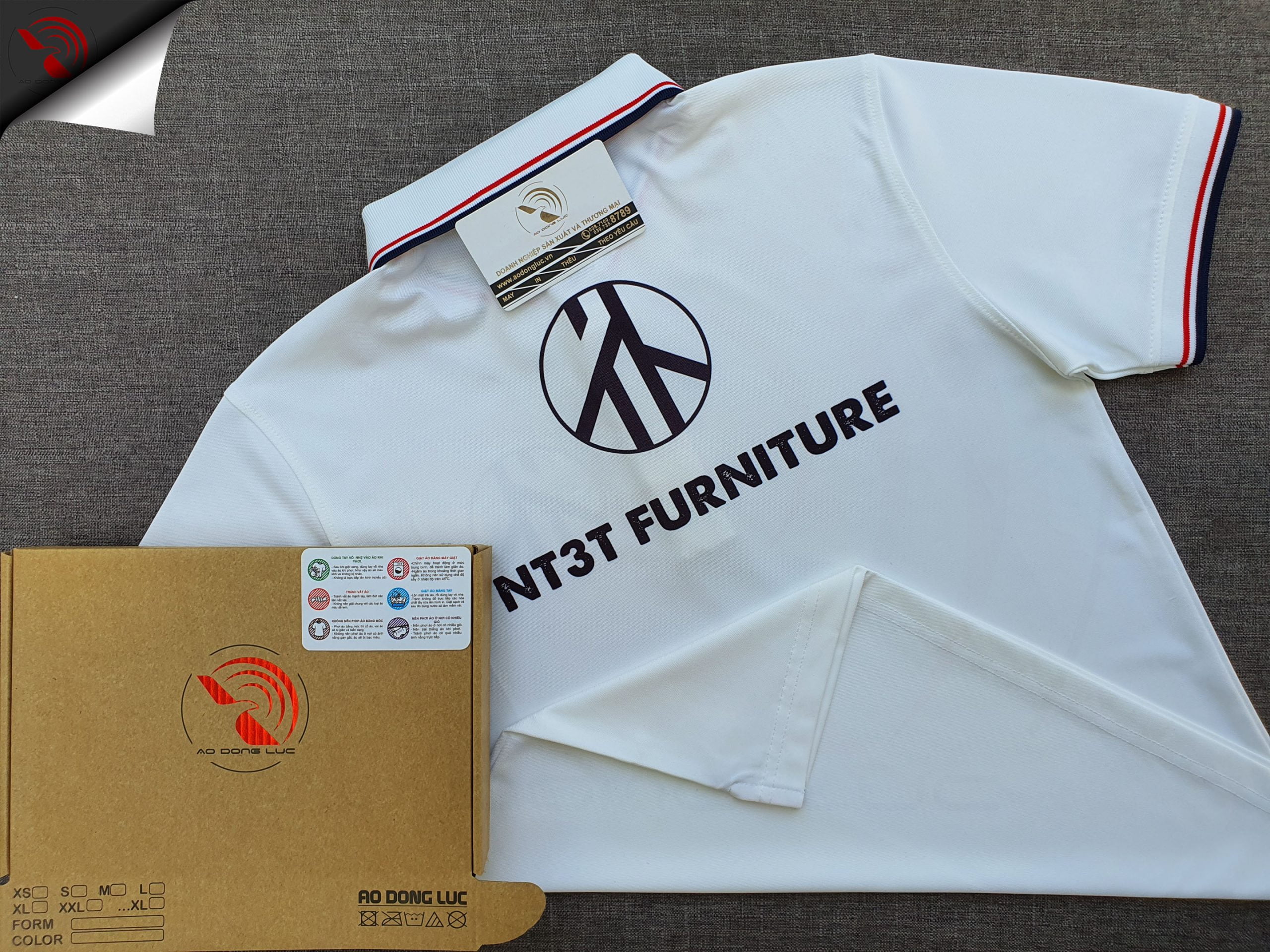 Đồng phục áo thun polo bo sọc màu trắng in chuyển nhiệt logo