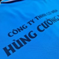 Hình in chuyển nhiệt lên áo thun đồng phục polo màu xanh ya
