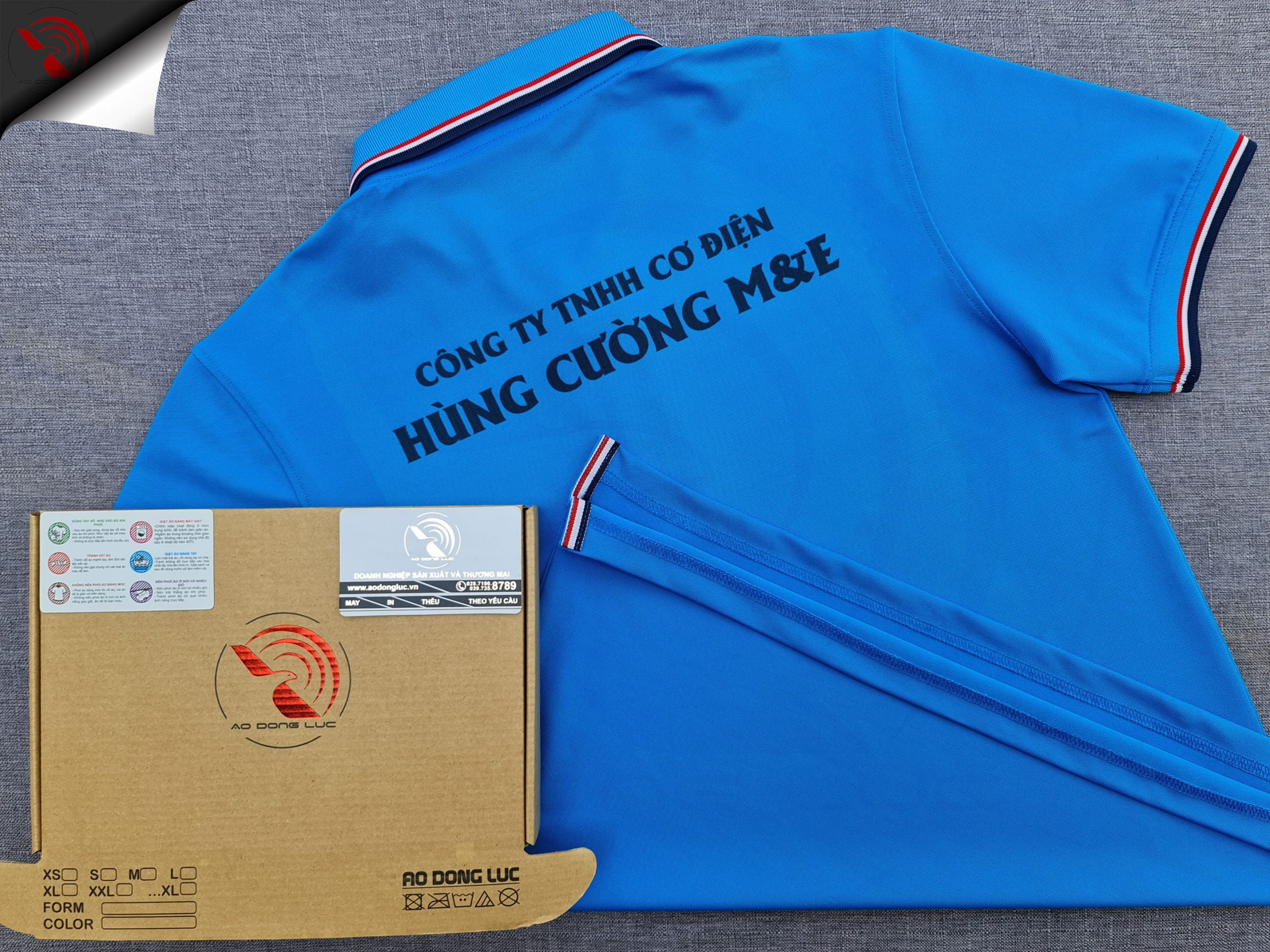 Đồng phục áo thun polo bo sọc màu xanh ya in chuyển nhiệt