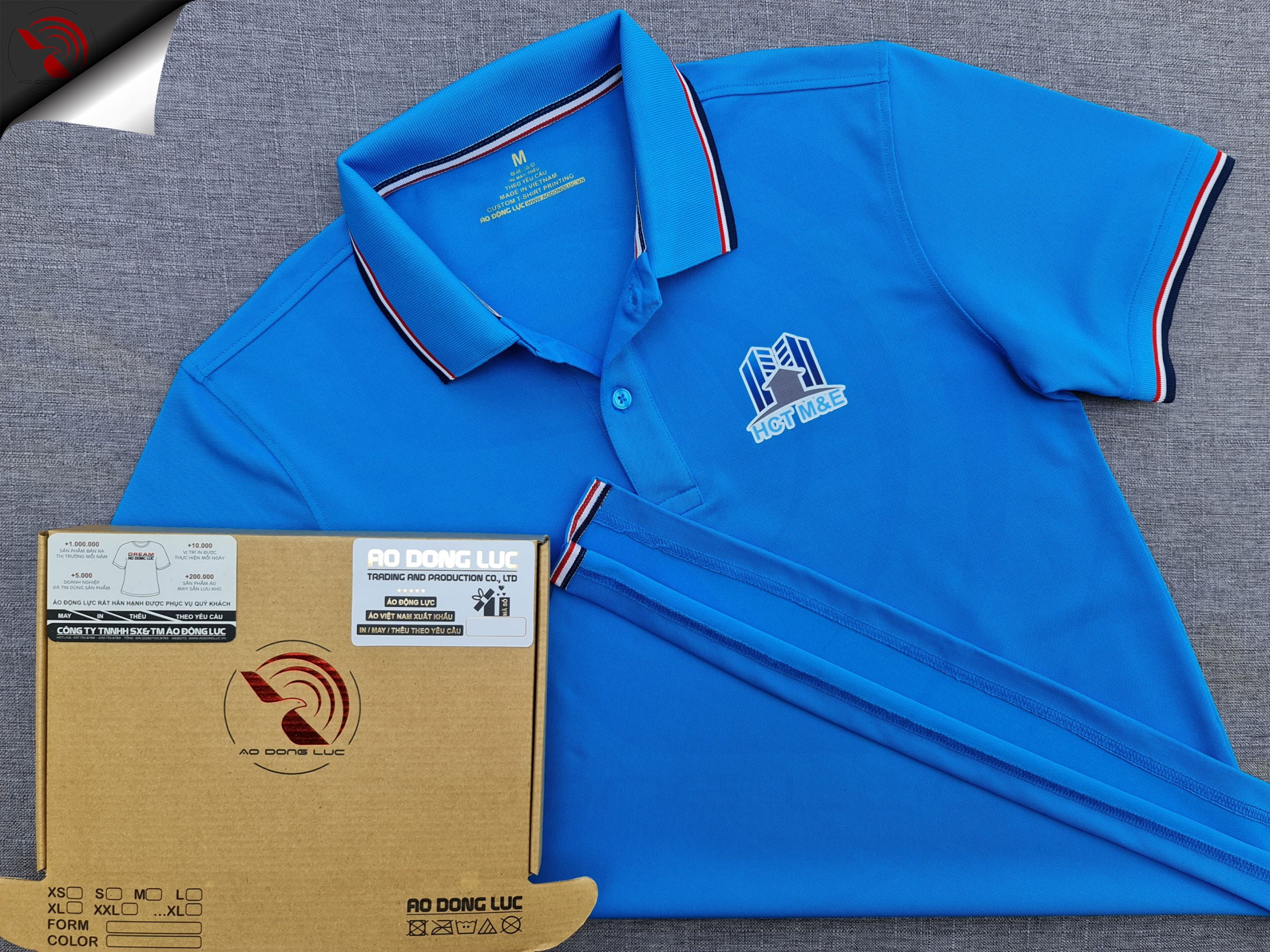 Đồng phục áo thun polo bo sọc màu xanh ya in decal logo